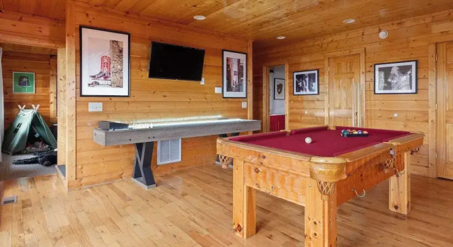 Bears Den Way by Avantstay Private Golf Sim, Firepit & Mountain Views Near Dollywood, Забронировать Дом для отпуска Отели Great Smoky Mountains National Park с парковкой, Парковка