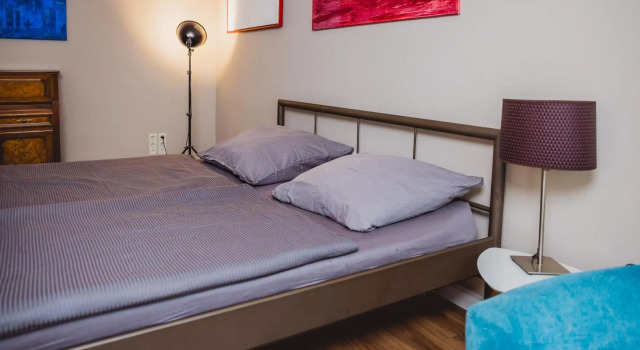 Charmante Altbau-Wohnung zwischen Altstadt und Klinikum mit Parkplatz, Забронировать Отель Отели Грайфсвальд с парковкой, рядом с Bowlingcenter Hartmut Lehmann, Парковка