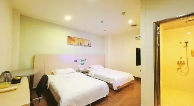 Трёхместный семейный люкс Xinju Express Hotel
