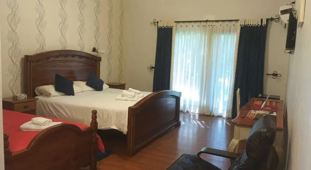 Трёхместный номер Standard с балконом и с видом на парк La Perla Hotel