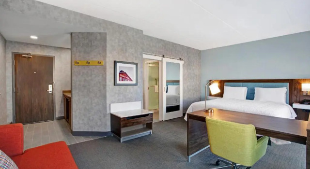 Люкс Hampton Inn & Suites By Hilton Waterloo St. Jacobs