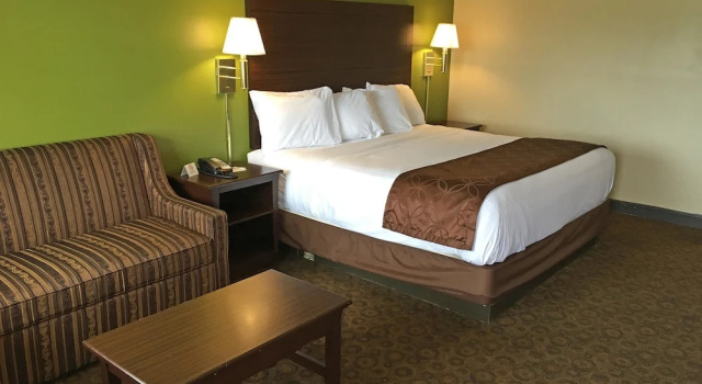 Двухместный люкс с балконом Americas Best Value Inn & Suites Greenwood
