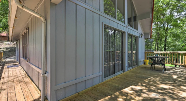 Beautiful Home With Mountain-view Deck + Smart TV, Book Villa Hoteller i Warm Springs med parkering, Parkering