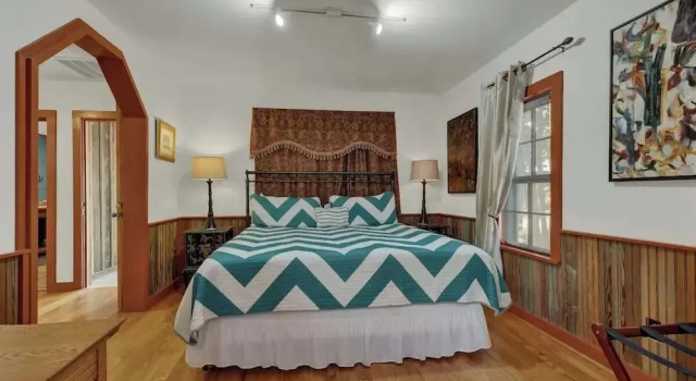 Двухместный коттедж с видом на сад Nandina Cottage Hot-tub Four Minutes to Marktplatz!