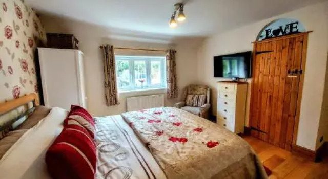Large Suite - Double bath with Shower, Kitchen with stunning views near Lyme Regis