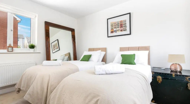 Elephant Court - Comfortable, spacious house with parking