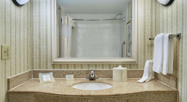 Двухместный люкс c 1 комнатой Hilton Garden Inn Charlotte Uptown