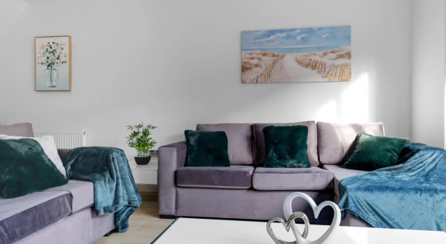 Modern 4 Bedroom House 01 With Parking in Farnham