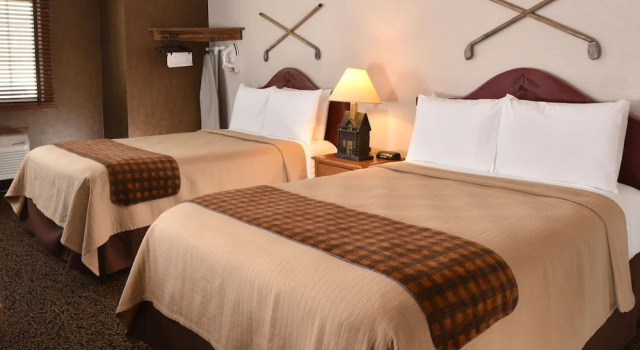 Четырёхместный номер Standard Boarders Inn & Suites by Cobblestone Hotels in Waukon