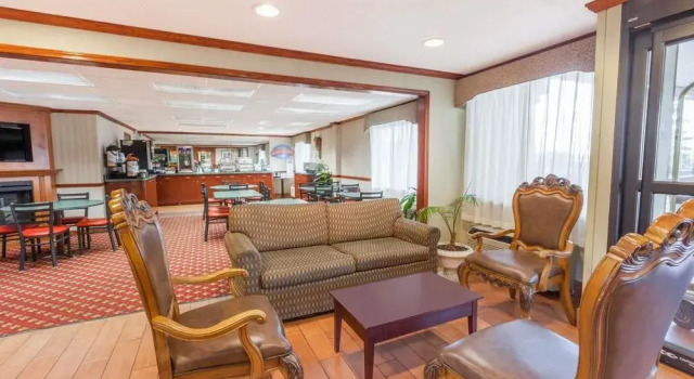 Baymont Inn & Suites Flint