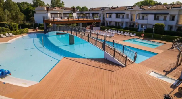 Lovely Flat Wiht Enclosed Garden and Fireplace, Забронировать Отель Бибионе-Пинеда Венето, рядом с Долина Вальгранде