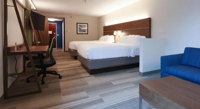 Четырёхместный номер Standard Holiday Inn Express Hotel & Suites Cincinnati Southeast Newport by IHG