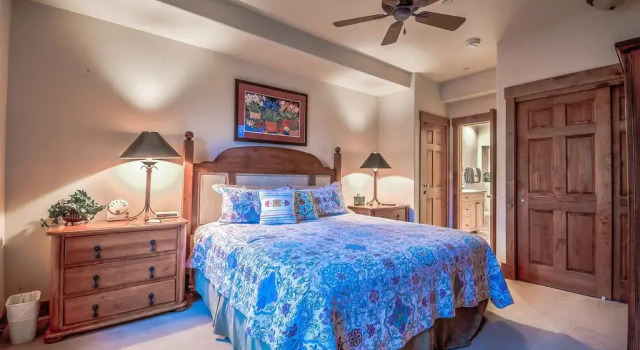 2109 Timberline Lodge, Trappeur's Crossing Apartment 1, Забронировать Апартаменты/квартира Отели Стимбот-Спрингса с парковкой, рядом с Preview Ski Lift, Парковка