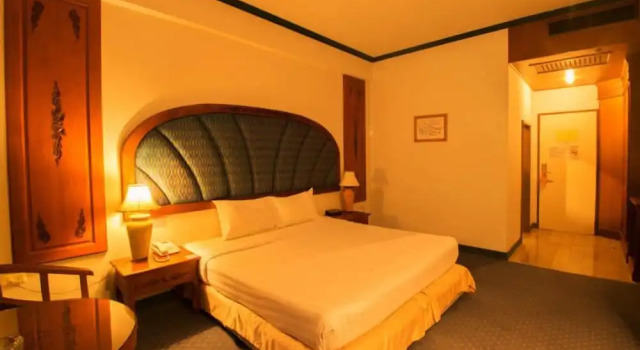 Номер Luxury Thepnakorn Hotel