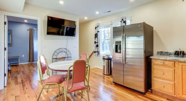 Коттедж 6 Mi to Dtwn New Haven: Duplex w/ Shared Yard