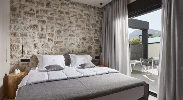 Beachfront Luxurious Villa w Private Heated Pool, Забронировать Вилла Отели East Crete с парковкой, Парковка