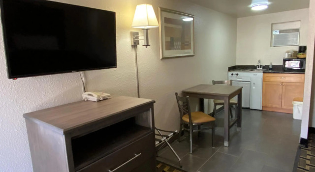 Студия Motel In The Pines