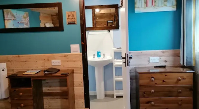 Четырёхместный семейный номер Standard Цокольный этаж Pensalda Guest House