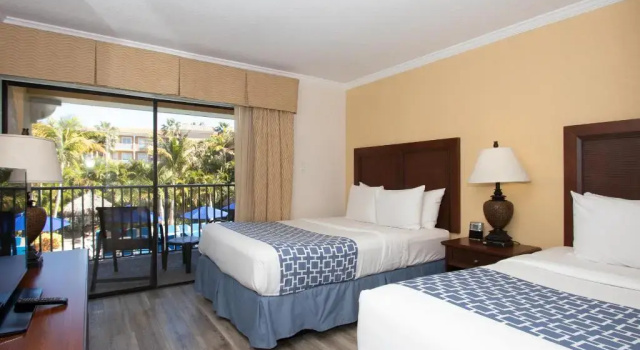 Четырёхместный люкс с видом на бассейн Coconut Cove All-Suite Hotel