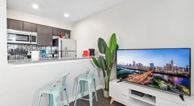 Апартаменты Charming King Bed 1BR w Pool 5 Min to DT