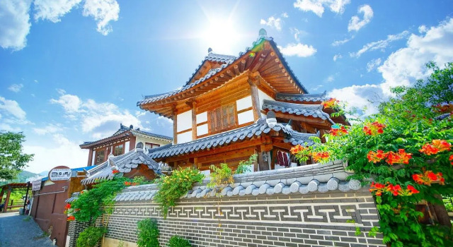 jeonju geumweondang hanogpensyeon, Забронировать Отель Чонджу Чолла-Пукто, рядом с Конфуцианская школа хянгё в Чонджу