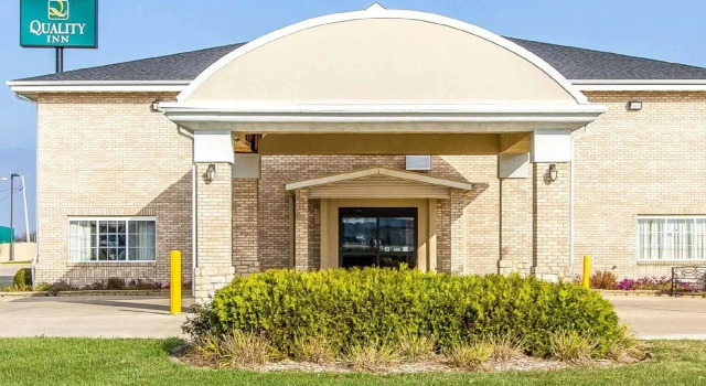Кровать в общем номере Quality Inn Pontiac