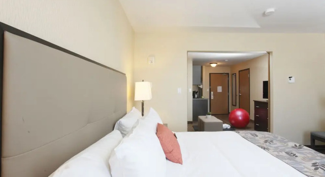 Люкс Standard Pomeroy Inn & Suites at Olds College