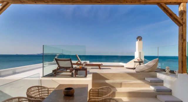 Коттедж Luxury Wave, an Idyllic Seafront Suite