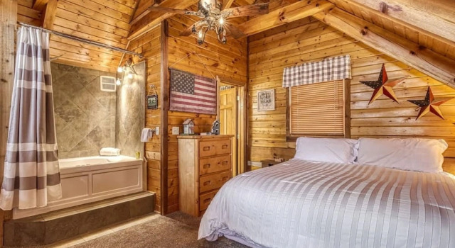 Laceys Place by Beyond Expectations With Hot Tub