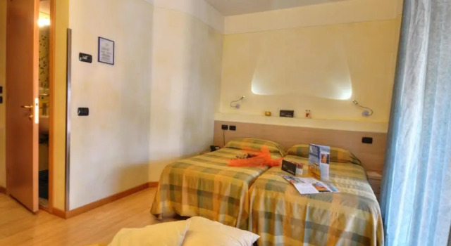 Четырёхместный номер Standard с балконом Hotel Savoia