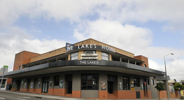 The Lakes Hotel, Забронировать Отель Зе-Энтранс Central Coast, рядом с Площадка для кормления пеликанов