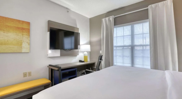 Двухместный номер Standard с балконом и с видом на бассейн Comfort Suites Milwaukee Airport