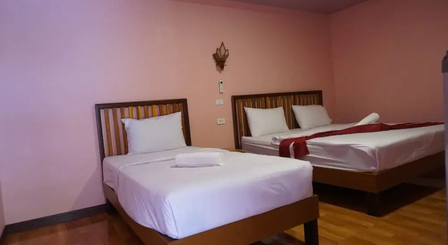 Трёхместный номер Standard с балконом Lampang Bouteak Resort