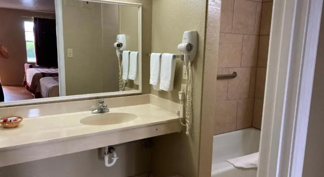 Четырёхместный номер Standard Super 8 By Wyndham Little Rock/North/Airport