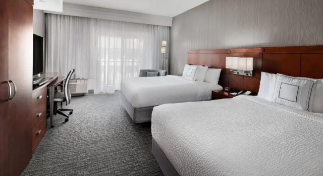 Четырёхместный номер Standard с балконом Courtyard by Marriott Flagstaff
