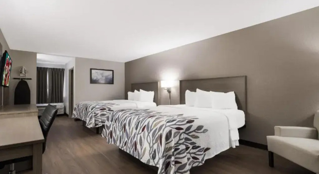 Четырёхместный номер Superior Red Roof Inn Weedsport