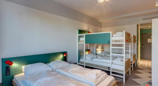 Кровать в общем номере MEININGER Hotel Paris Porte de Vincennes