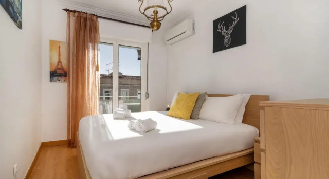 Bright Flat for 6 in Central Graça by GuestReady