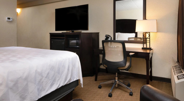 Люкс Holiday Inn and Suites Charleston West by IHG