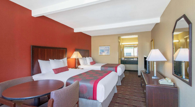 Четырёхместный номер Standard Ramada Limited Cockeysville