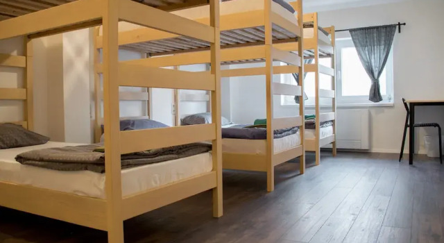 Кровать в общем номере с видом на парк Wine Hill Hostel