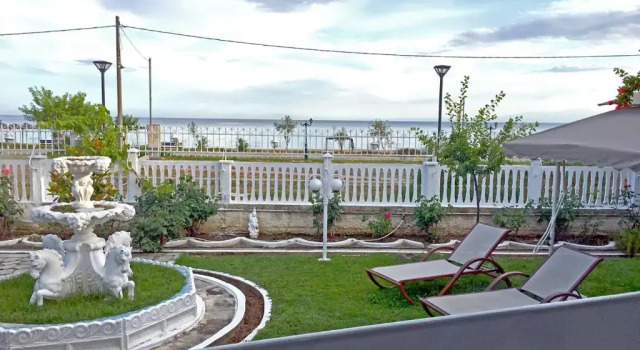 Коттедж Villa Fofo - Beautiful Sea Front Villa with 650m2 garden