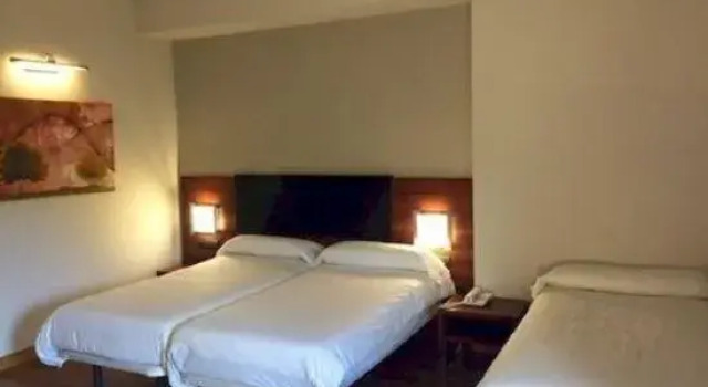 Трёхместный номер Hotel Restaurante El Valles 4 ESTRELLAS