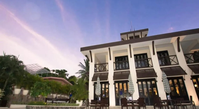 Classy, Artsy Ocean-View Unit Near Pool in Coco Sleeps 6