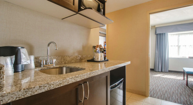 Двухместный люкс с 2 комнатами Best Western Brantford Hotel and Conference Centre