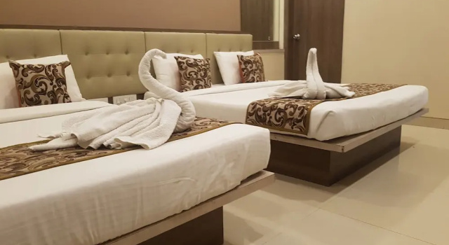 Кровать в общем номере с 6 комнатами с балконом и с видом на город Hotel Sai Chhatra