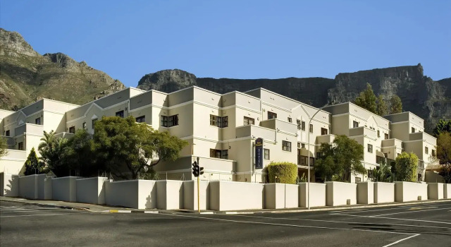 Кровать в общем номере Best Western Cape Suites Hotel
