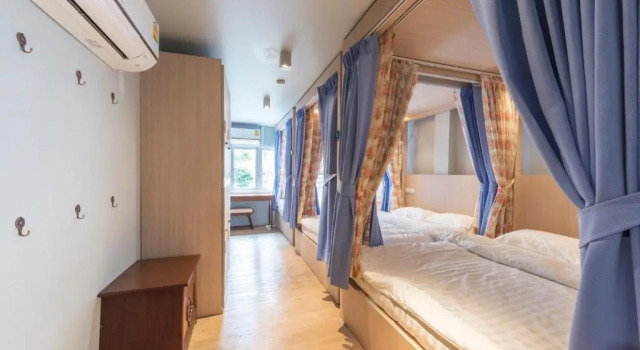Кровать в общем номере Kinnon Deluxe Hostel Coworking Cafe
