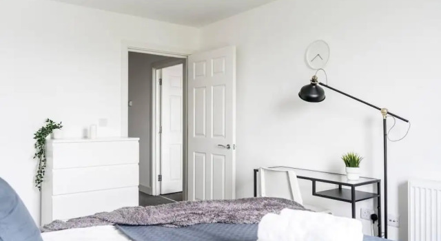 Livestay - One Bed Apt, Free Parking, Sleeps 4, Забронировать Отель Отели Бакингемшир с парковкой, Парковка
