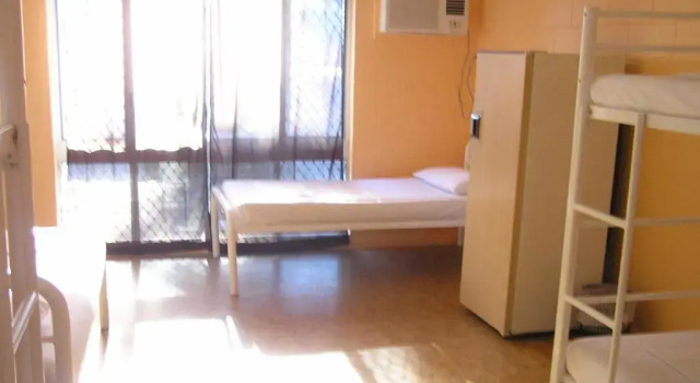 Кровать в общем номере Civic Guest House